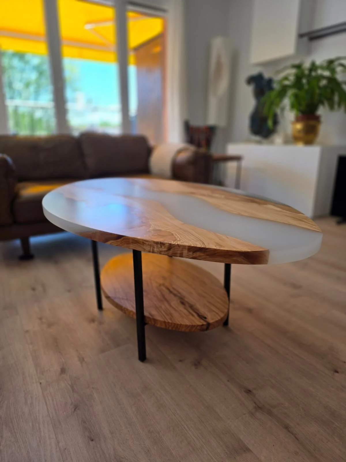 table "OPALE D'AZUR" Table basse ovale en olivier avec rivière en résine blanc laiteux / opale. Piètement métal noir fin + tablette basse en olivier. Forme organique super douce.