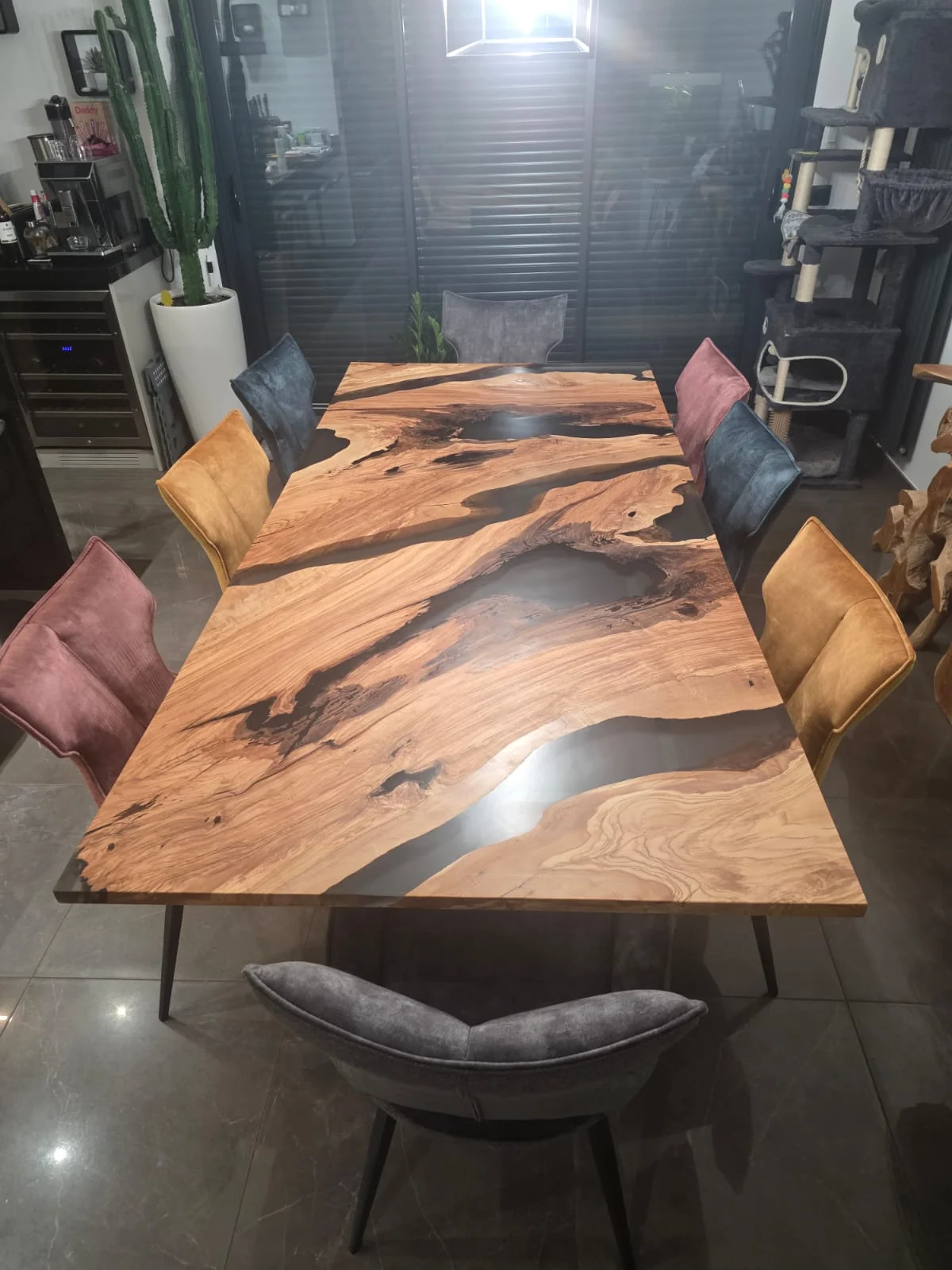 table "FUMÉÉ D'ONYX" Grande table à manger en olivier avec rivière en résine noir fumé / anthracite translucide.