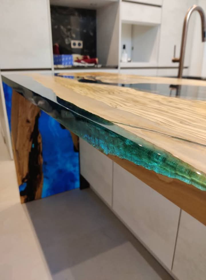 detail tranche ilot cuisine bois olivier résine époxy bleue transparente effet lagon finition polie miroir
