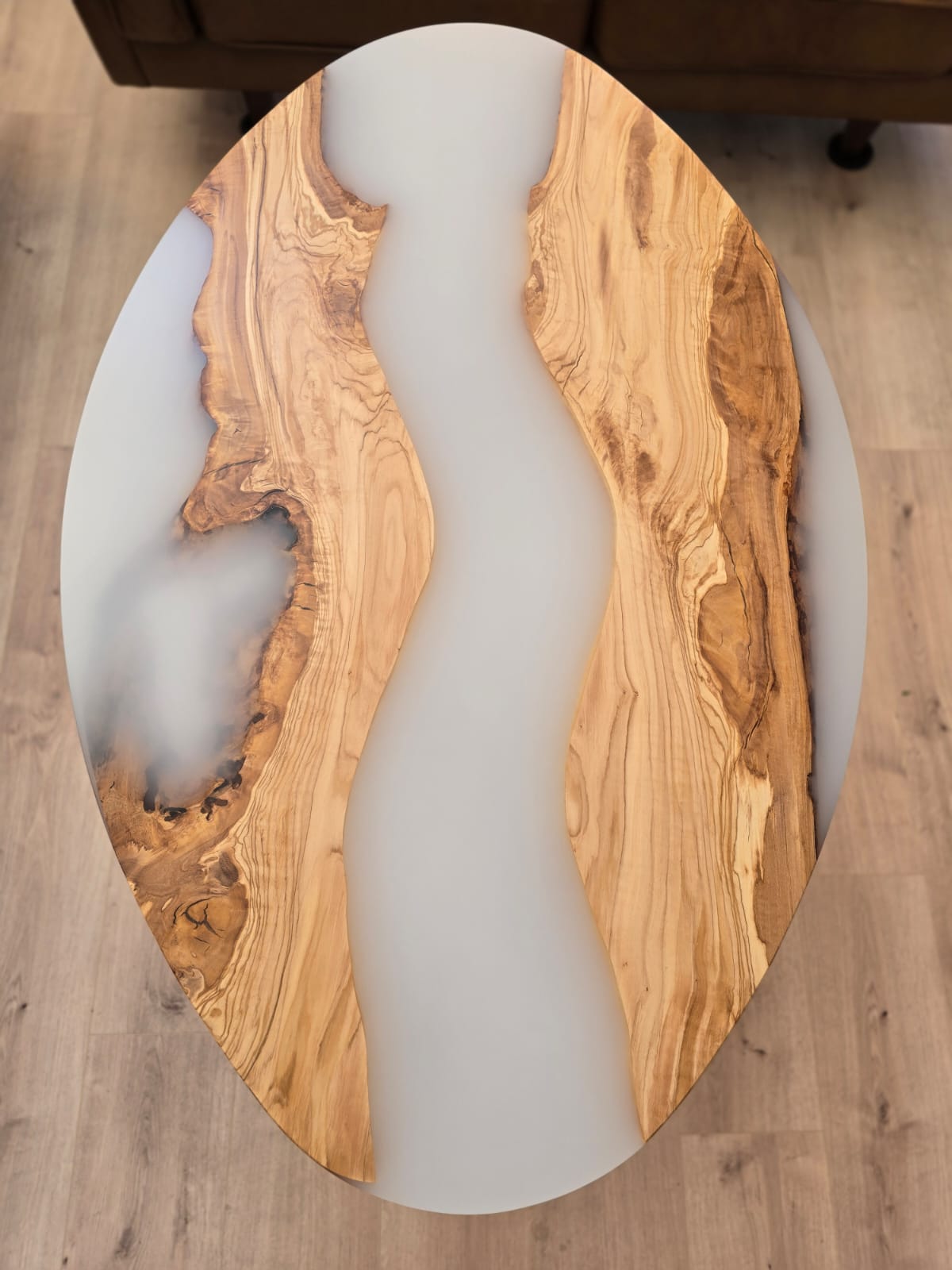 Vue du dessus table basse ovale rivière olivier et résine epoxy blanche, pièce unique artisanale
