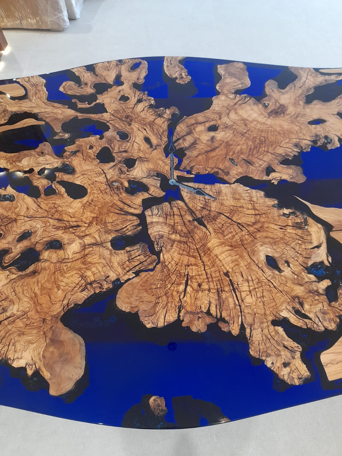 Détail unique table sur mesure 5 mètres bois olivier et résine, horloge artisanale