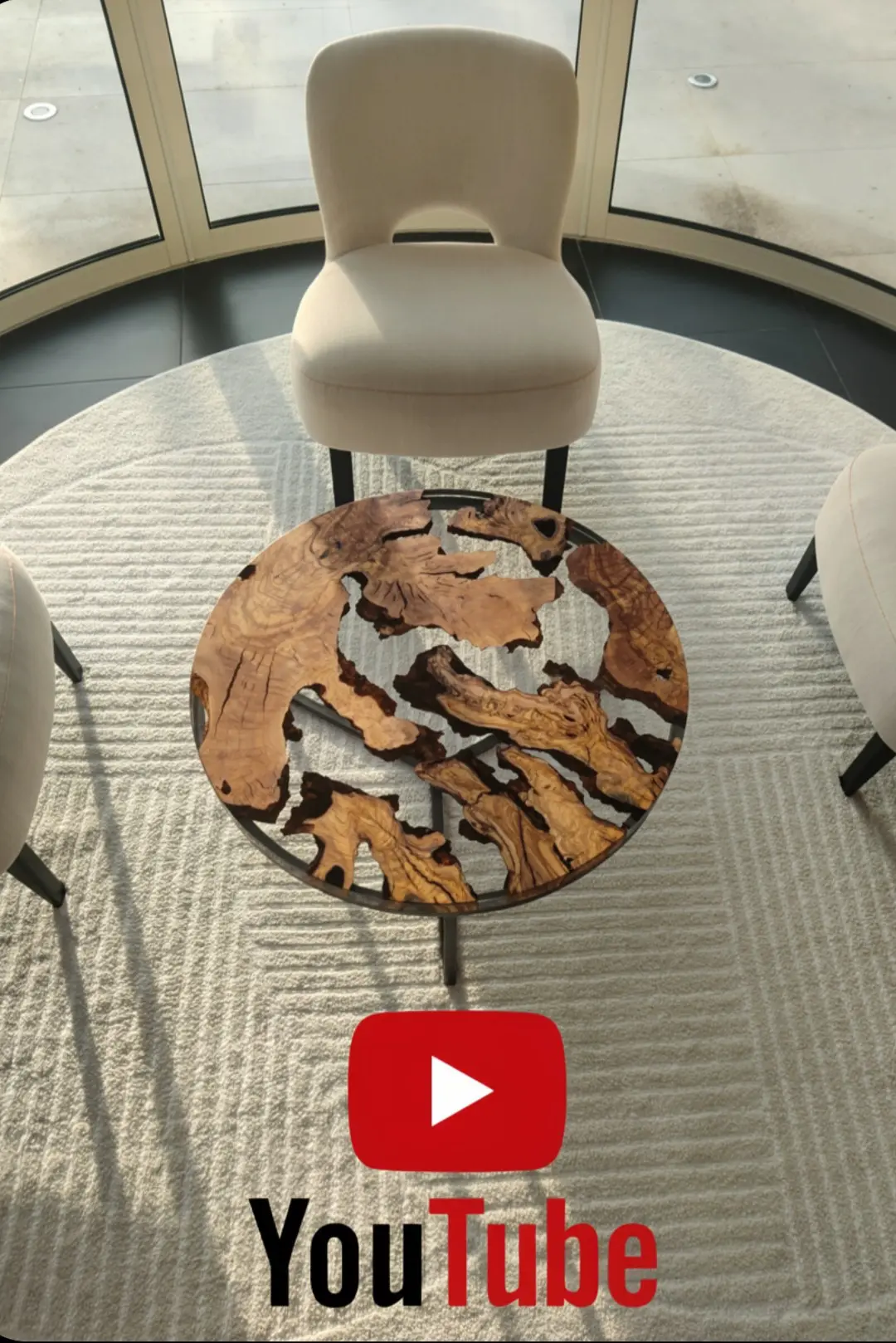 Table basse ronde design avec plateau en loupe d'olivier et résine époxy transparente effet archipel sur piètement métal noir