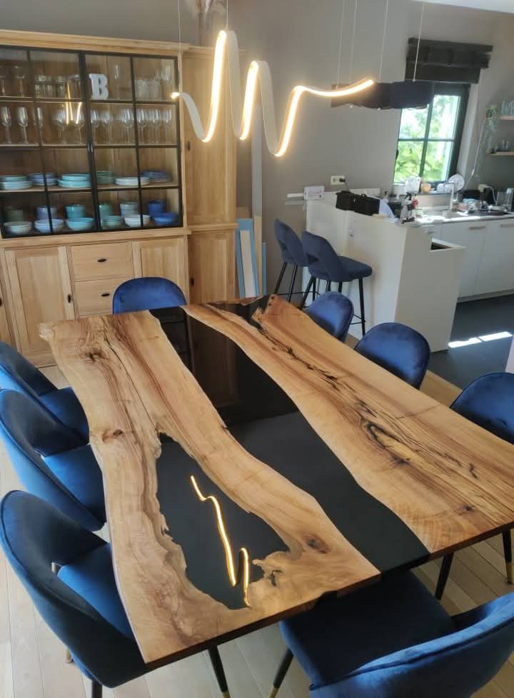 Table rivière haut de gamme bois et résine epoxy noire pour salle à manger contemporaine